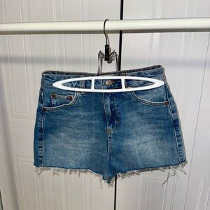 High-waisted denim mom cutoff shorts #highwaistedshorts #topshopdenim